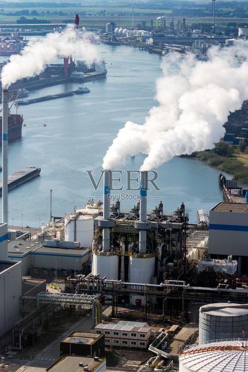 一个大型工业港口的废物处理工厂的烟囱排出的废气造成的空气污染